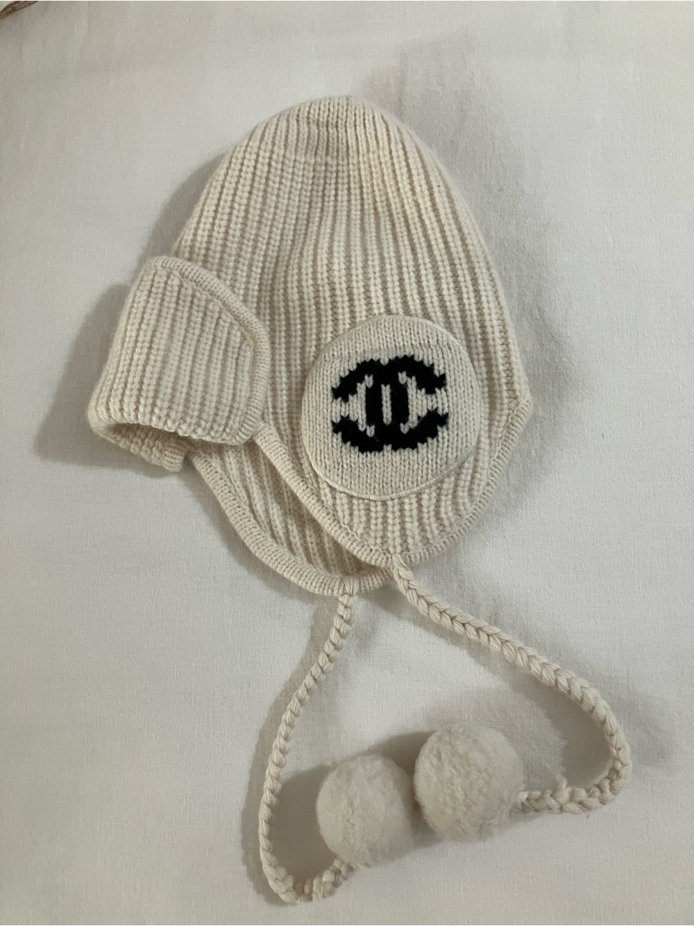 Iconic Chanel 25B CC Logo Ear Warmer Cream Cashmere Beanie